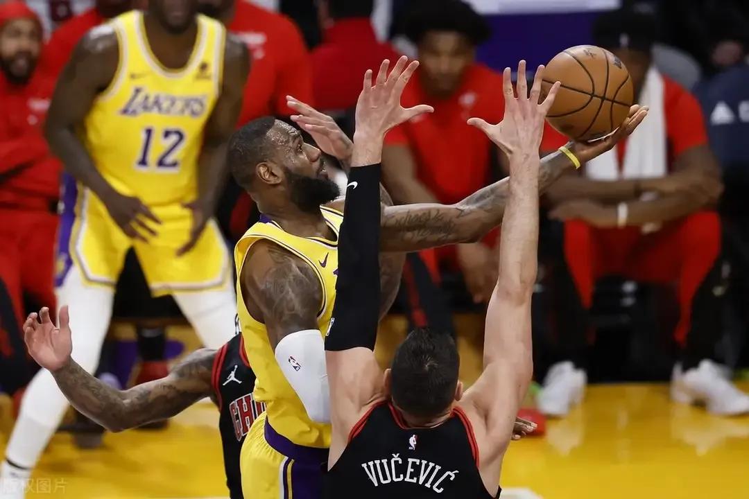 乐鱼官网-JackeyLove迎来十二赛季出色发挥，湖人观众热烈欢呼！比赛高潮迭起-乐鱼官网